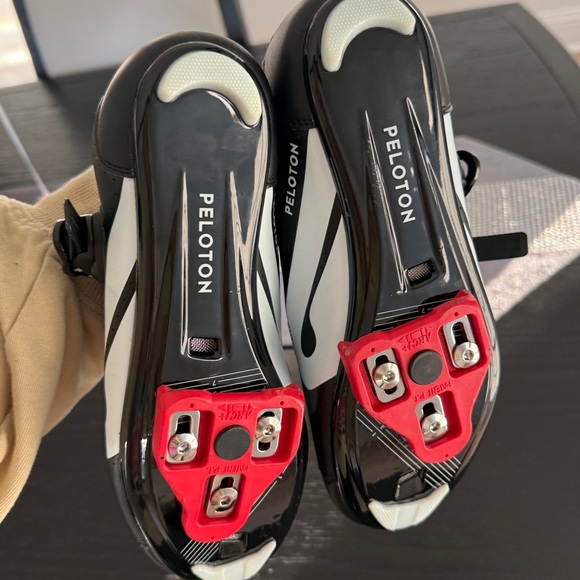 Black and Red Cycling Shoes - Picture 3 of 3